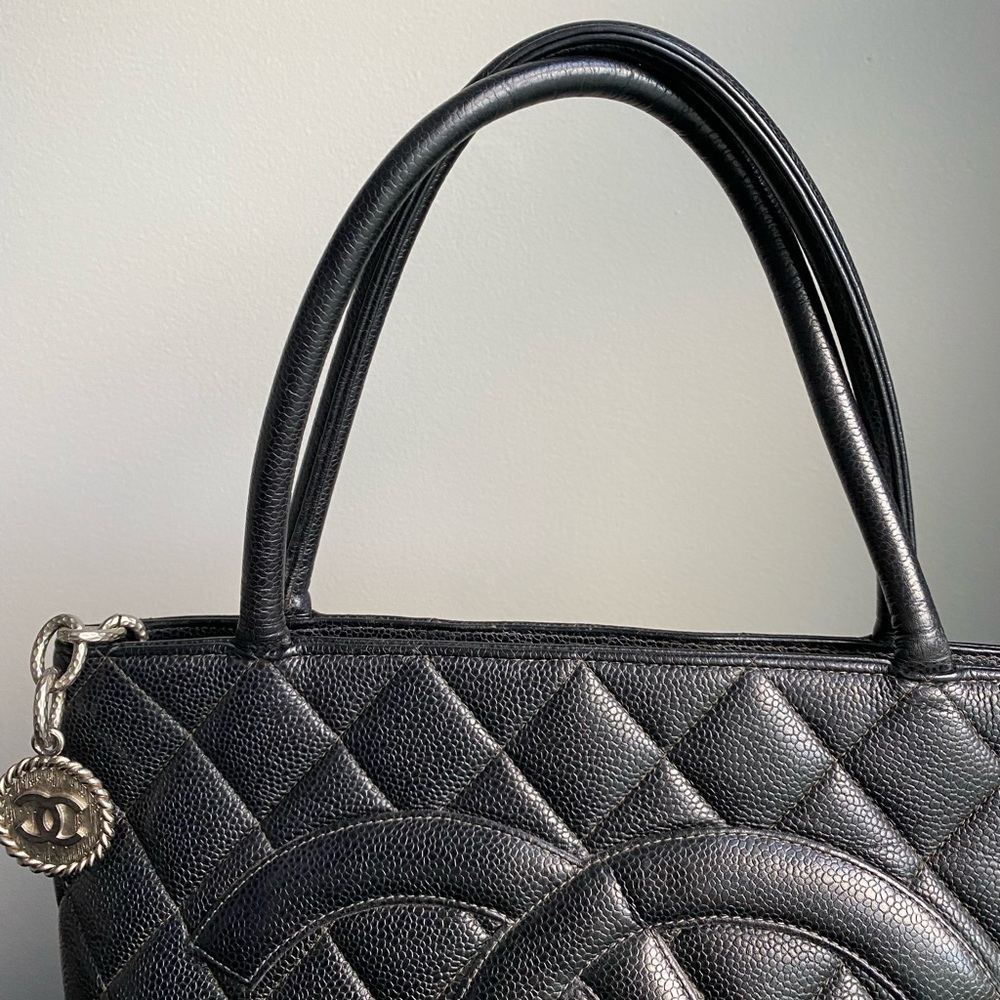 CHANEL MEDALLION BLACK & SILVER HARDWARE QUILTED CAVIAR TOTE - Picture 10 of 16